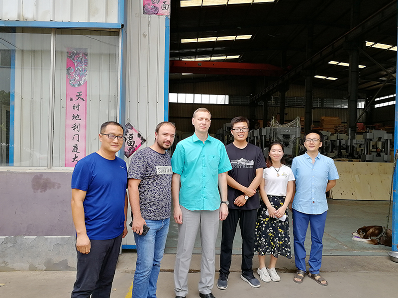 俄羅斯客戶到廠驗(yàn)收機(jī)器，獲得客戶一致好評(píng)